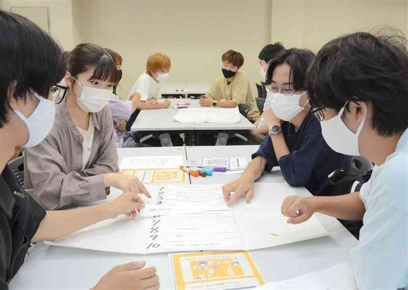 商品の購入を悩んだ際に誰に相談するかを話し合う熊本大の学生ら＝18日、熊本市中央区