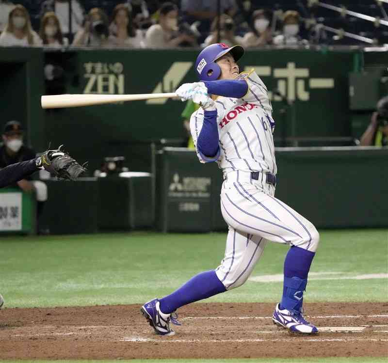 鷺宮製作所戦の7回、ホンダ熊本・稲垣がこの試合2本目の本塁打を放つ＝東京ドーム