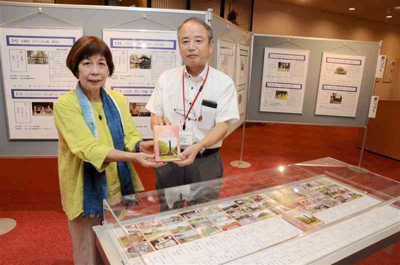 合志市歴史資料館の隅倉雄一館長（右）と野口チカ子さん。手前は展示しているカルタ＝同市