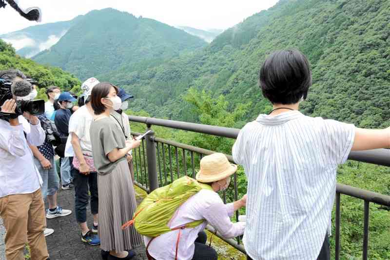 日帰りバスツアーで、川辺川のダム建設予定地を見学する参加者＝相良村