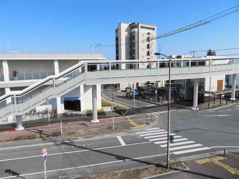 菊陽町が整備する横断歩道橋の完成イメージ。JR光の森駅（右奥）と「ゆめタウン光の森」の立体駐車場（左奥）を連結する（同町提供）