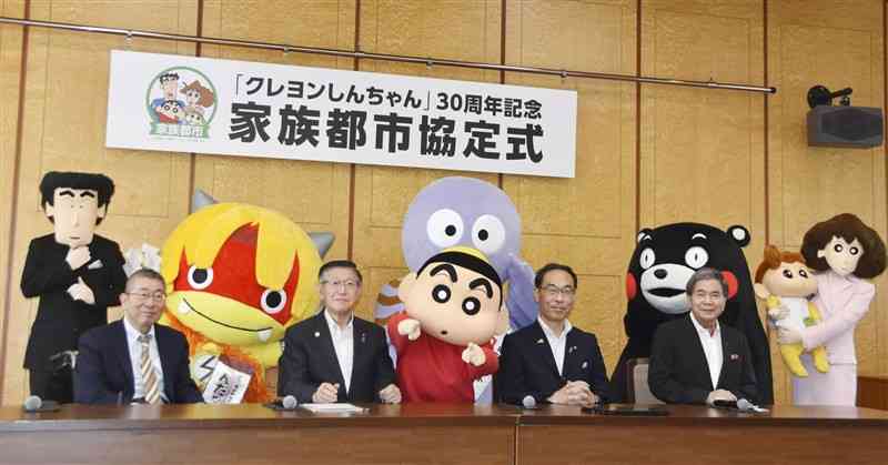 人気アニメ「クレヨンしんちゃん」との関係で協定を結んだ熊本、秋田、埼玉の知事ら＝20日、さいたま市