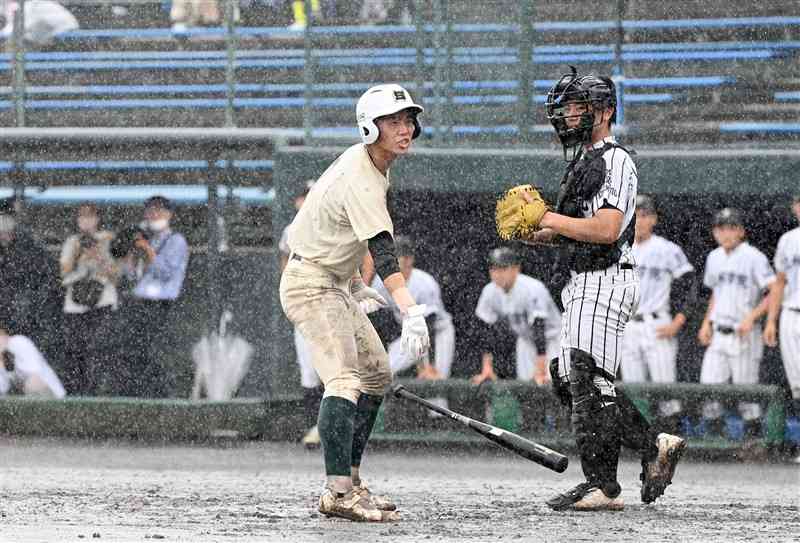 【九州学院－専大玉名】9回裏、専大玉名無死一塁。江﨑が四球を選んだ後、雨のため試合が中断となる。捕手渡辺＝リブワーク藤崎台（石本智）