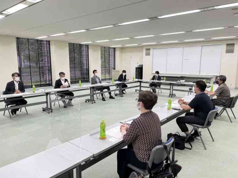 熊日紙面についてモニター（右の3人）の意見を聞いた会議＝熊本市中央区