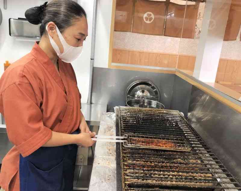 老舗ウナギ店「徳永北」が開いた新店舗の調理場＝20日、合志市