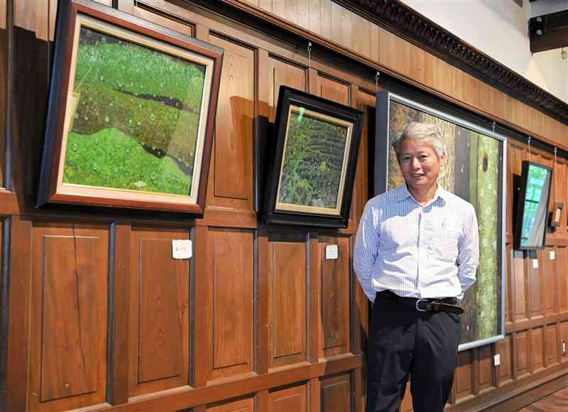 「水と命の循環」をテーマにした作品を出展した池田道明さん＝熊本市中央区