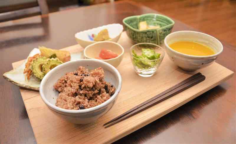 オーガニック野菜をふんだんに使ったワンプレートランチ＝熊本市東区