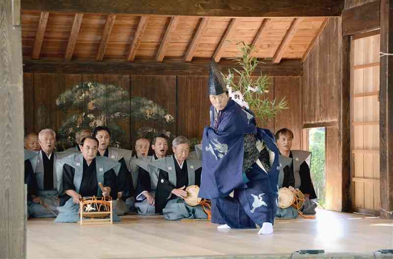 「菊池の松囃子」を奉納する御松囃子御能保存会＝2018年、菊池市