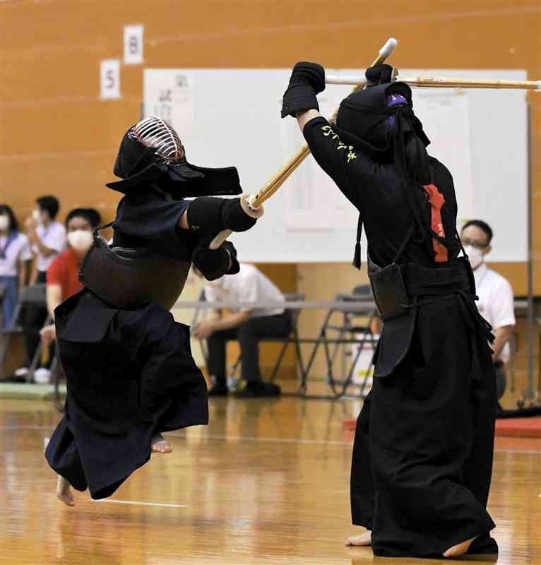 【剣道・代表女子個人決勝】小倉埜乃子（合志、右）を攻める茂田幸穏（菊池南）＝菊池市総合体育館