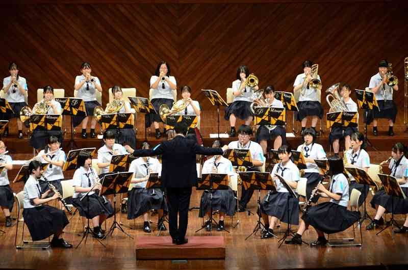 県吹奏楽コンクール高校Aパートの部で演奏する吹奏楽部のメンバー＝熊本市中央区