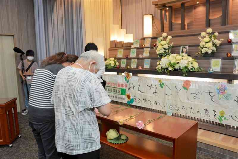 津久井やまゆり園事件の犠牲者19人を悼み、献花する追悼集会の参加者ら＝23日、熊本市東区