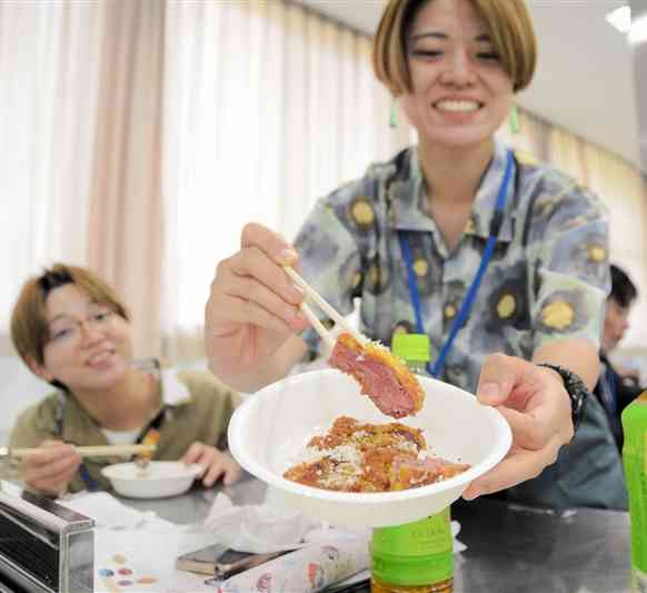料理人が調理したあか牛のカツレツを試食する受講生ら＝熊本市東区