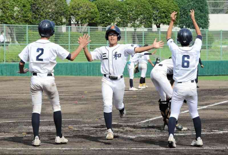 【軟式野球決勝・八代一－三和】6回裏、三和2死満塁。吉田の右越え三塁打で一走谷崎（中央）が生還。4－1とする＝水前寺野球場