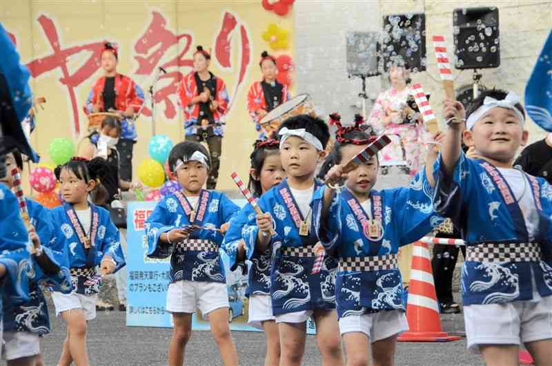 元気よくハイヤ踊りを披露する子どもたち＝天草市