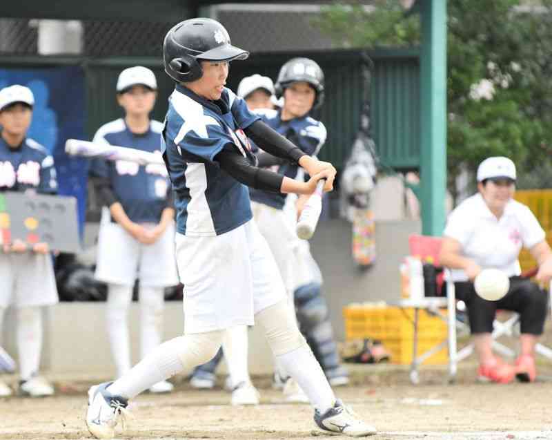 【ソフトボール決勝・鶴城－小川・松橋】3回裏、鶴城1死満塁。原田が先制打となる内野安打を放つ＝西原村民グラウンド