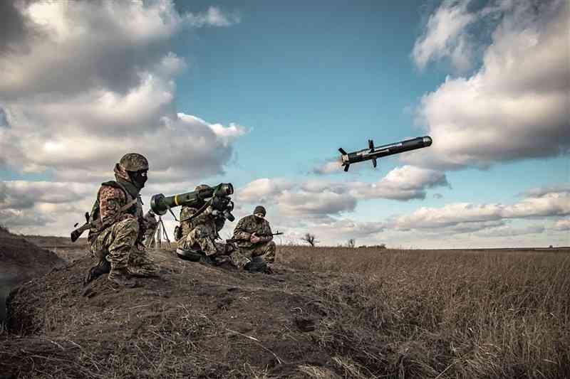 米国の携帯型対戦車ミサイル「ジャベリン」を軍事演習で使うウクライナ軍兵士＝2021年12月、ウクライナ・ドネツク州（AP＝共同）