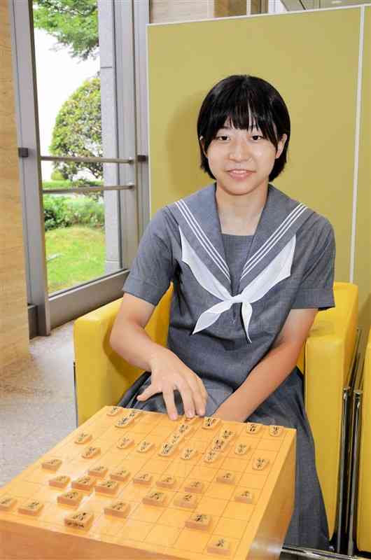 県内初の女流棋士になる済々黌高1年の松下舞琳さん＝21日、熊本市中央区（林田賢一郎）