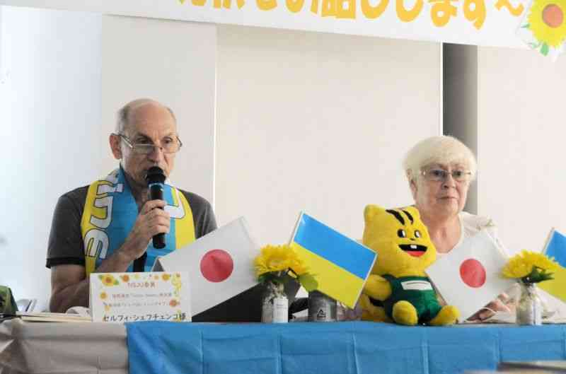 ウクライナの惨状を語るセルフィ・シェフチェンコさん（左）とリュドミラ・ミェフさん＝27日、熊本市西区