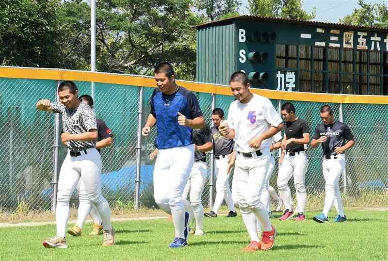 リラックスした表情でランニングする九州学院ナイン＝熊本市