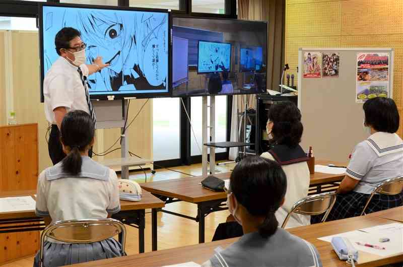 熊本コアミックスの持田修一社長（左奥から２人目）による体験授業を受ける中学生たち＝高森町