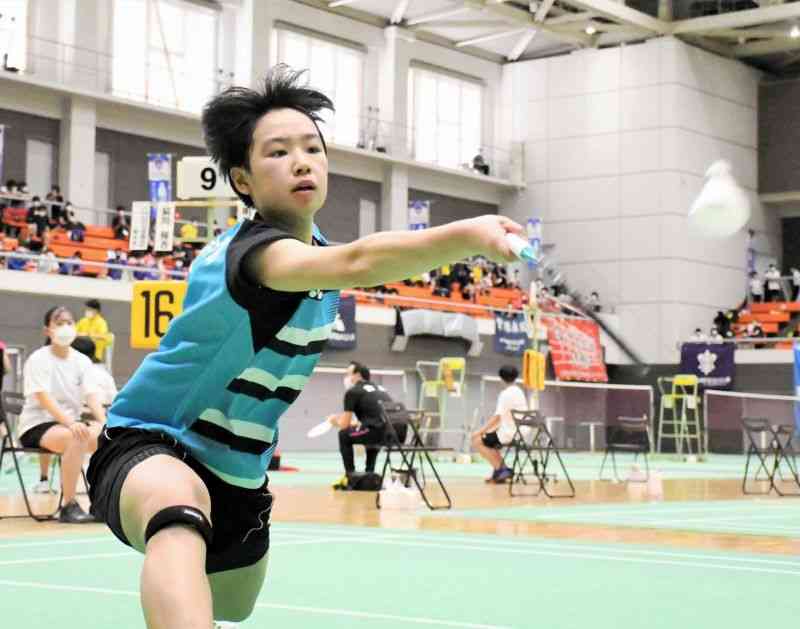 【バドミントン女子シングルス準々決勝】シャトルを拾う猿川優香（八代白百合）＝徳島県鳴門市のアミノバリューホール