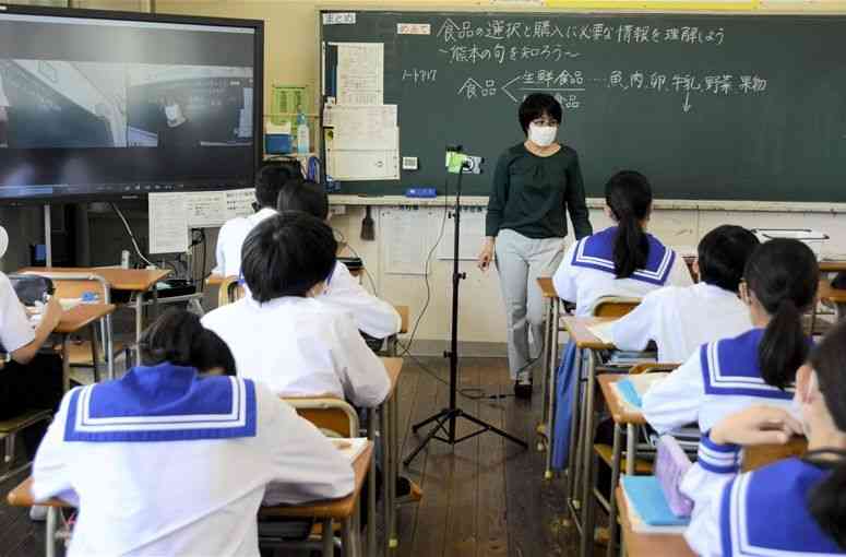 出水中の家庭科の授業。教員不足のため、対面授業をしながらオンラインで隣のクラスも同時に教える＝6月8日、熊本市中央区