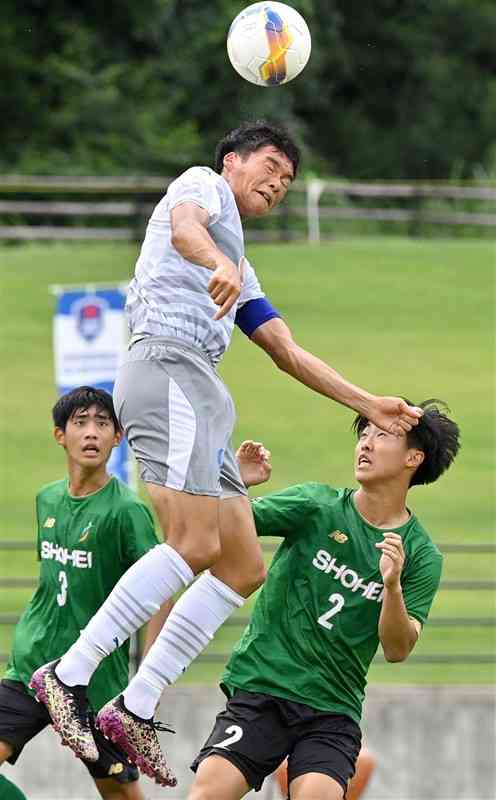 【サッカー男子準々決勝・大津－昌平（埼玉）】後半、相手ゴール前でヘディングする大津のFW小林（中央）＝徳島県阿南市のJAアグリあなん運動公園陸上競技場（後藤仁孝）