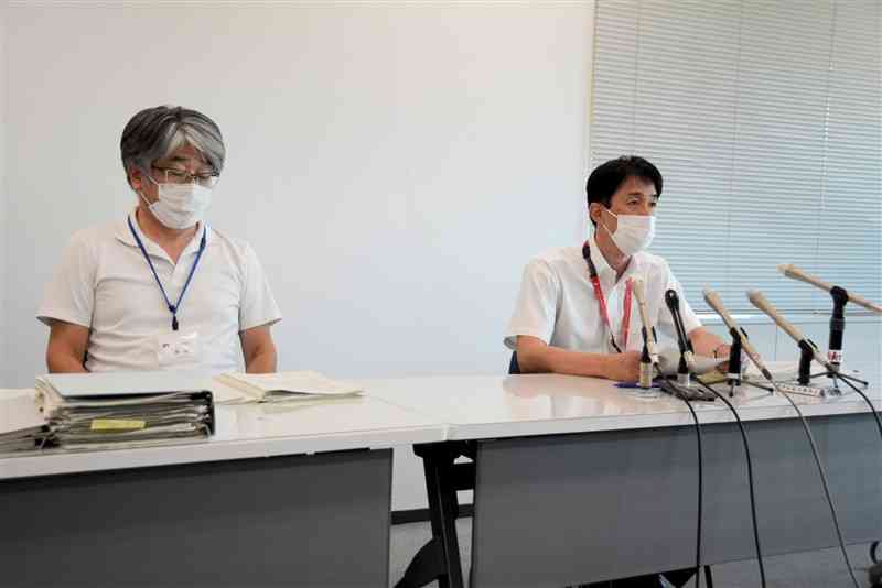 秀岳館高が県に追加提出した報告書の概要について説明する県私学振興課の橋本誠也課長（右）ら＝29日、県庁