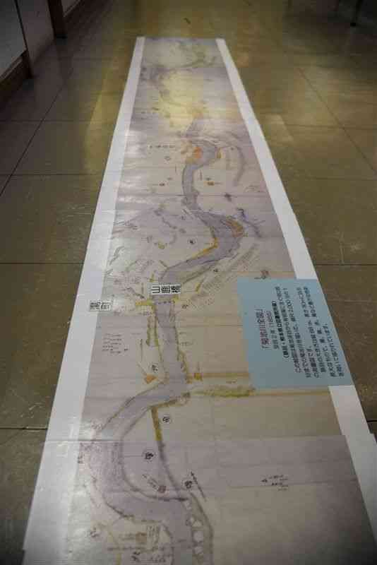 江戸末期に描かれた絵図「菊池川全図」の山鹿区間の複製。現在とほぼ同じ流路が精密に描かれている＝山鹿市
