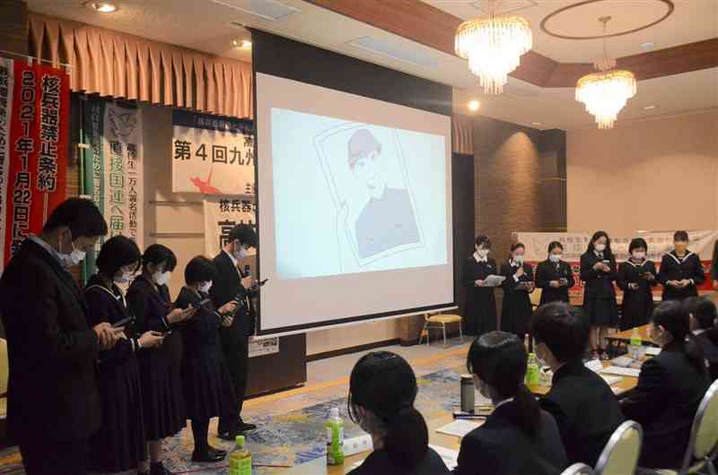 「九州高校生平和サミット」で沖縄戦をテーマにした朗読劇を披露する高校生たち。辻さんも脚本作りに携わった＝3月19日、熊本市中央区