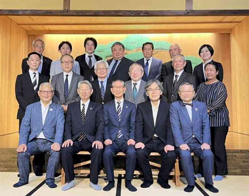 今年7月に開かれた熊本酒造組合の集まりで。私は前列右端