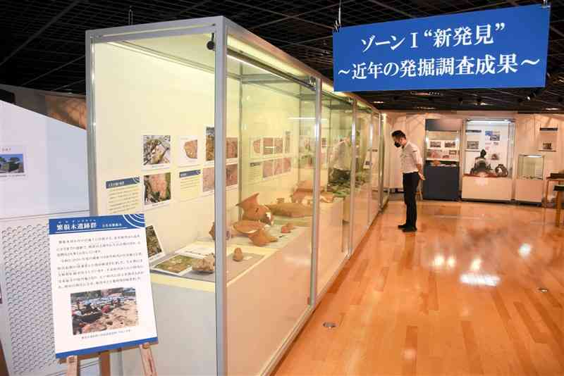 近年の発掘調査で見つかった土器などを紹介する「たまな発掘速報展」＝玉名市