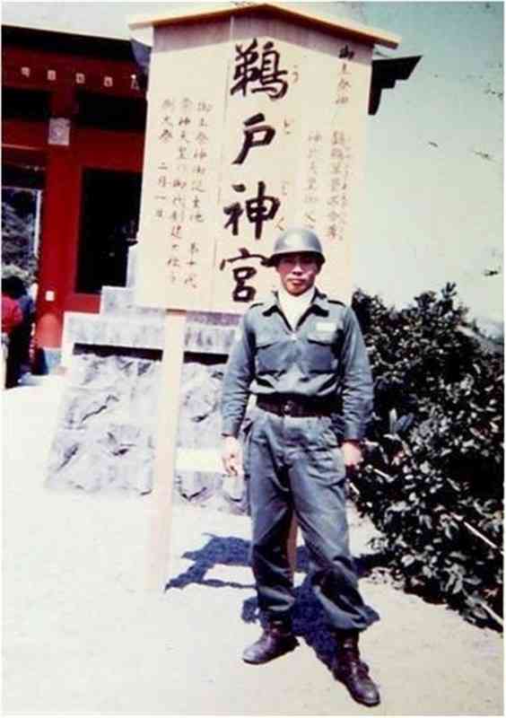 高校卒業後は自衛隊に入隊。訓練で赴いた宮崎県日南市で