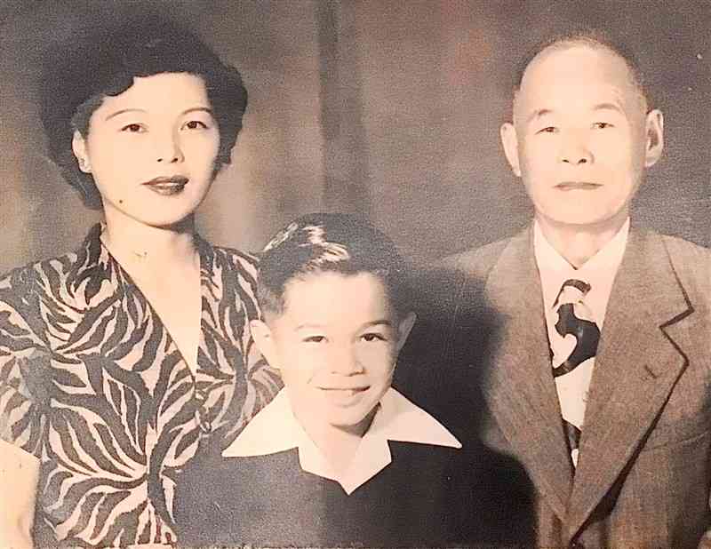 幼少期のヤスミツ・ユージン・オカモトさん（中央）。左は母の豊子さん。右は祖父の喜一郎さんで、岡本肇の叔父に当たる（ヤスミツさん提供）