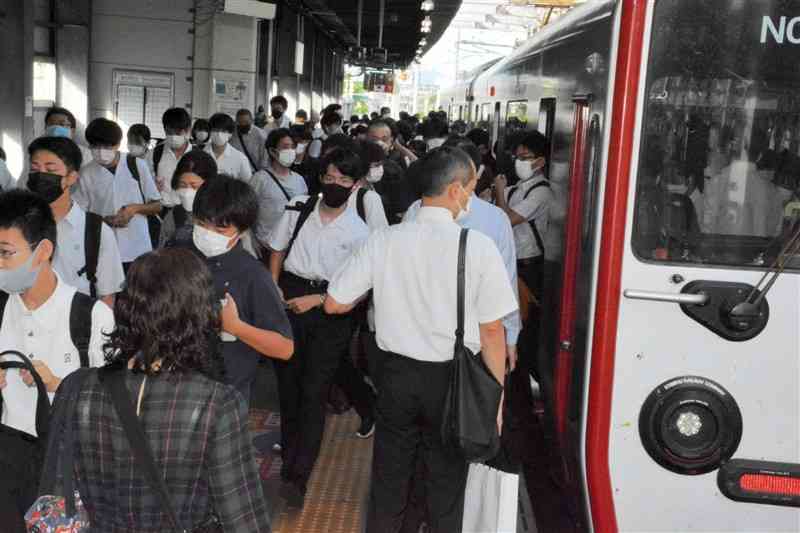 通勤や通学の利用客で混雑するJR新水前寺駅のホーム＝8日午前7時5分ごろ、熊本市中央区