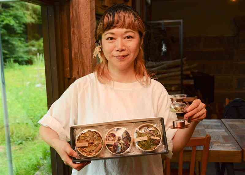 ものづくり塾で商品化した「ボタニカルスープ」を紹介する武本多恵さん＝産山村