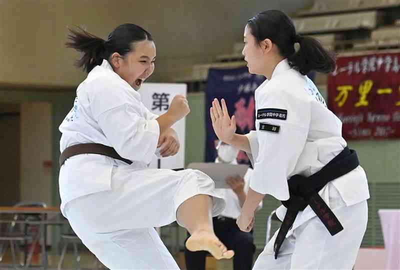 【少林寺拳法・女子組演武決勝】迫力ある演武を披露するルーテルの織田（左）と山田＝高知県立春野総合運動公園体育館（後藤仁孝）