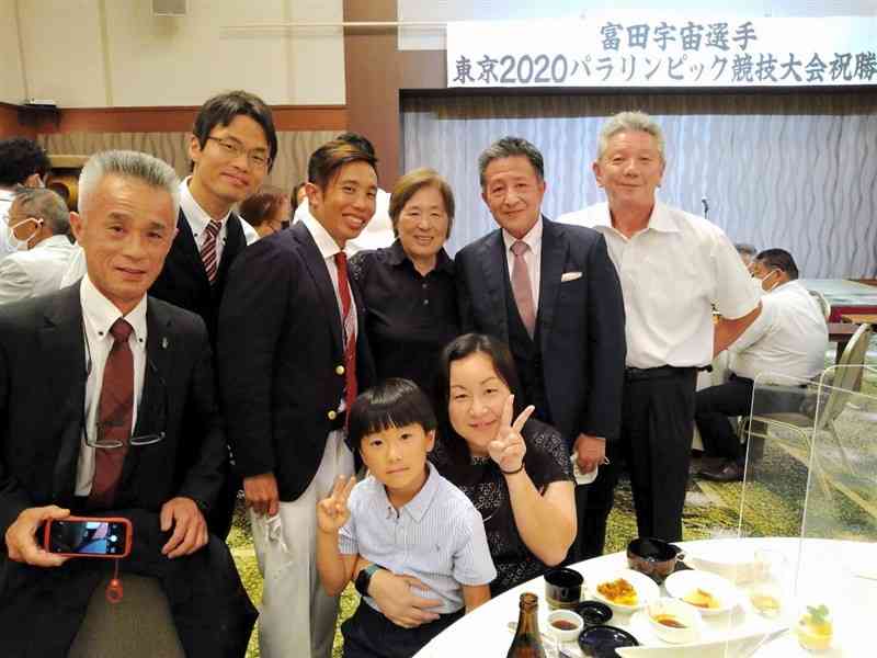 熊本市であった東京パラリンピック祝勝会に参加した富田宇宙選手（左から3人目）＝7月