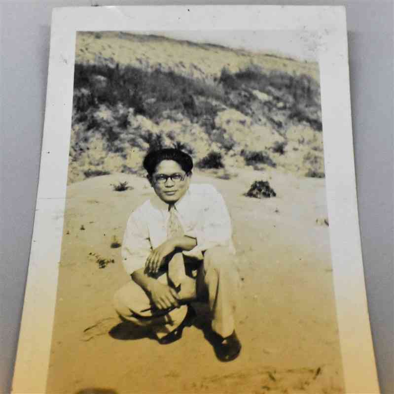 日本の親族に送られてきた若い頃の曽祖父・岡本肇の写真