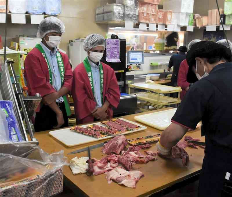 ハロー免田店で食肉加工の現場を見学する南稜高生＝あさぎり町