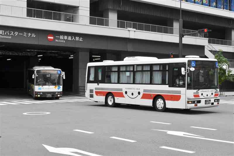 桜町バスターミナルを出発する路線バス。従業員の新型コロナウイルス感染を理由とした減便が相次いでいる＝1日、熊本市中央区