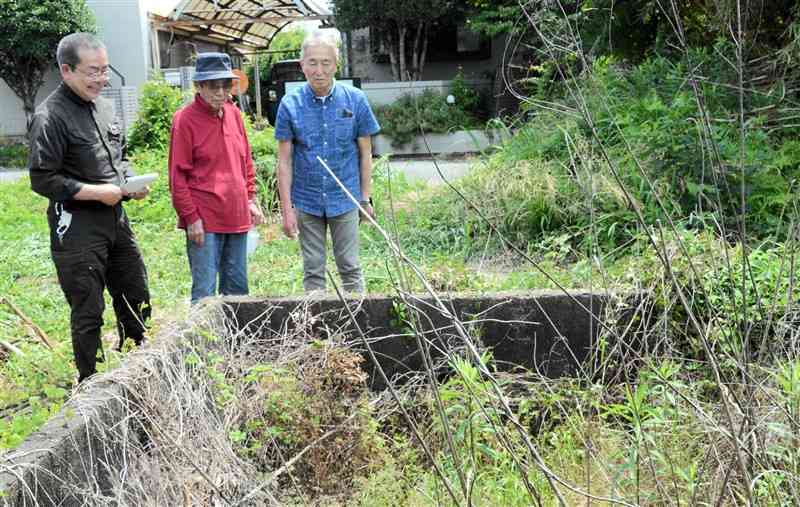 雑草に覆われた通信教育隊の風呂場跡。左端が小山内稔さん＝菊池市