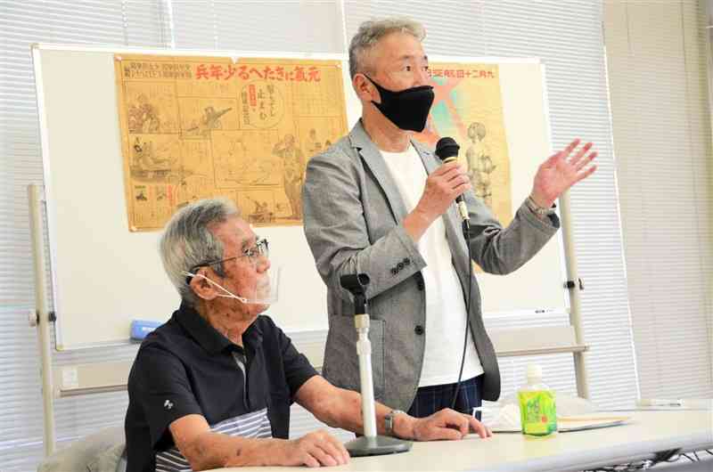 新老人の会の講演会で戦争体験を語る前田祐助さん（左）とサポート役を務めた長男の祐一さん＝熊本市