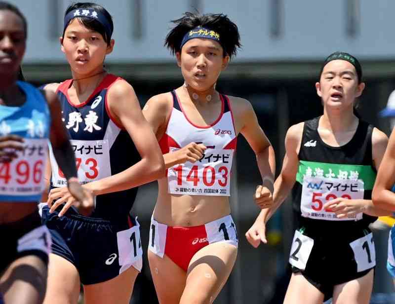 【陸上女子1500メートル予選3組】4分20秒50で決勝進出を決めた溝上加菜（1403、ルーテル）＝徳島県鳴門市の鳴門ポカリスエットスタジアム（後藤仁孝）