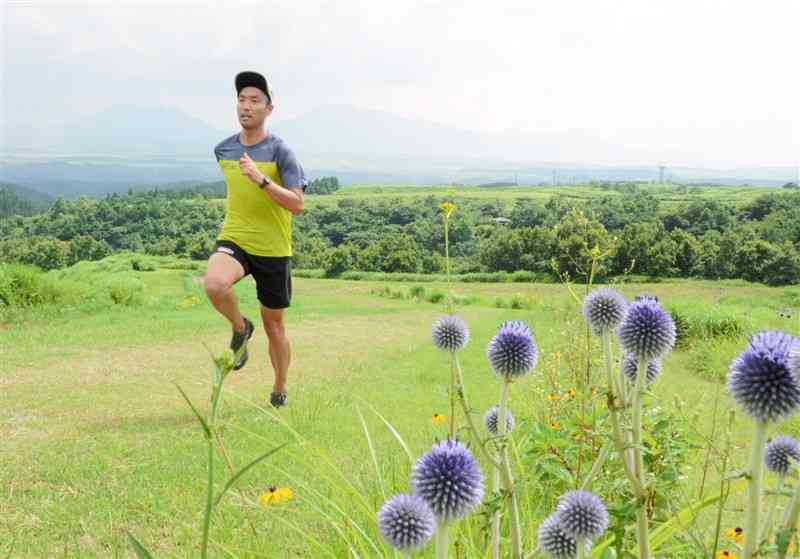 草原などを巡るヒゴタイ公園内のトレイルランコース＝産山村