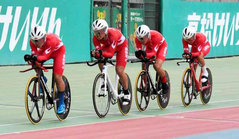 【自転車男子4000メートル団体追い抜き予選】1－2位決定戦に進んだ九州学院。左から福永、船津、並江、德永＝香川県・高松競輪場