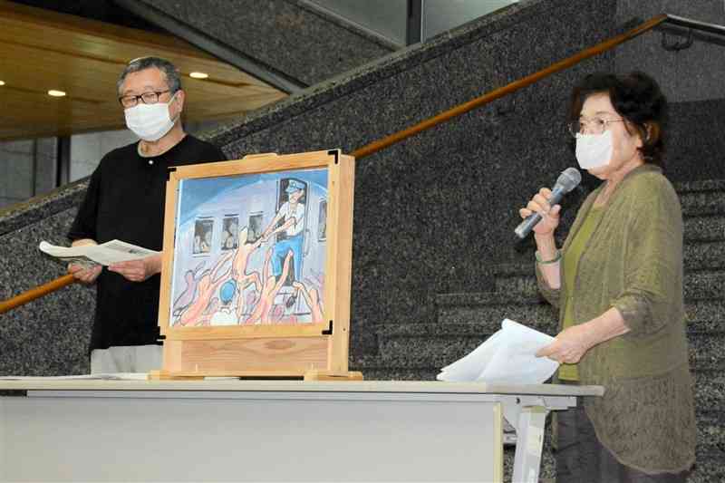 被爆者の体験を基にした紙芝居を上演する工藤武子さん（右）＝4日、県庁