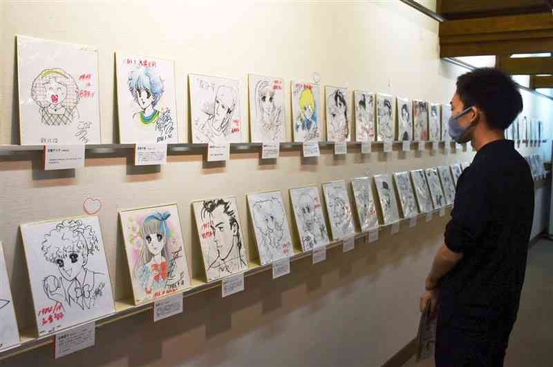 漫画の歴史、色紙で一望 有名作家300人 湯前まんが美術館で展示｜熊本