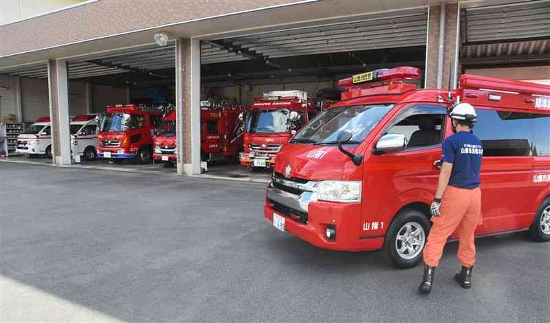 山鹿市消防本部の人手不足で現場出動を見送っている指揮車（右手前）＝1日、山鹿消防署