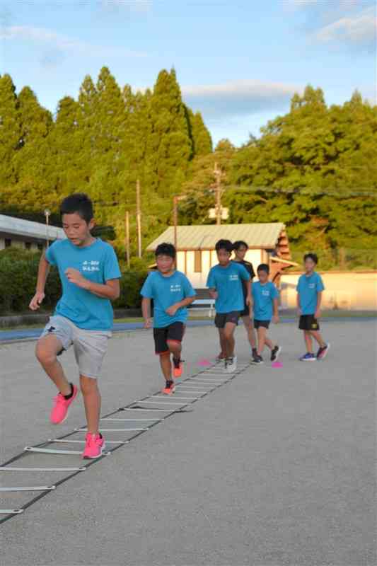 陸上の練習会で元気よく駆け回る子どもたち＝南関町